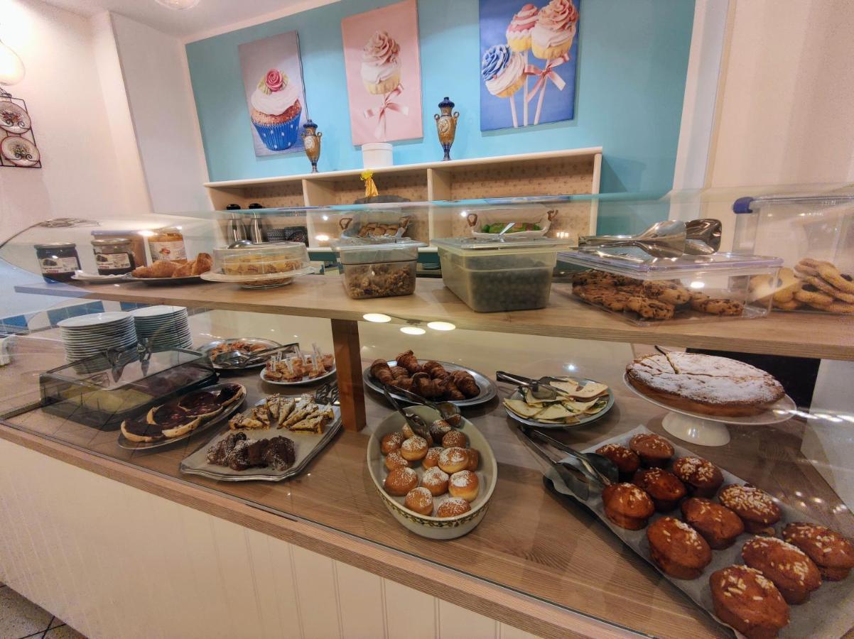Hotel Adria B&B - Colazione Fino Alle 12 Misano Adriatico Exterior photo