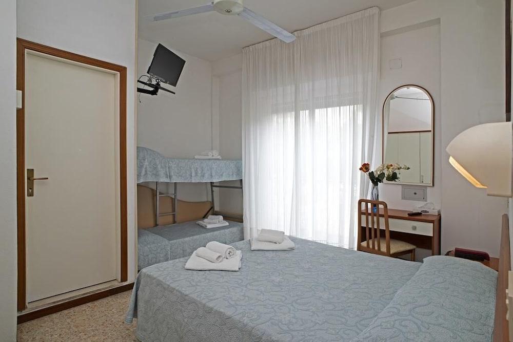 Hotel Adria B&B - Colazione Fino Alle 12 Misano Adriatico Exterior photo