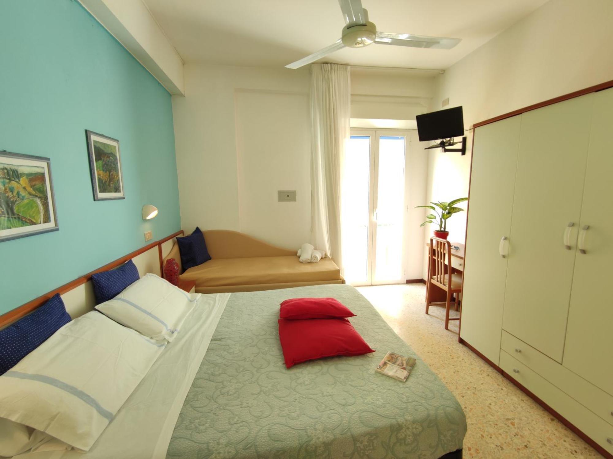 Hotel Adria B&B - Colazione Fino Alle 12 Misano Adriatico Room photo