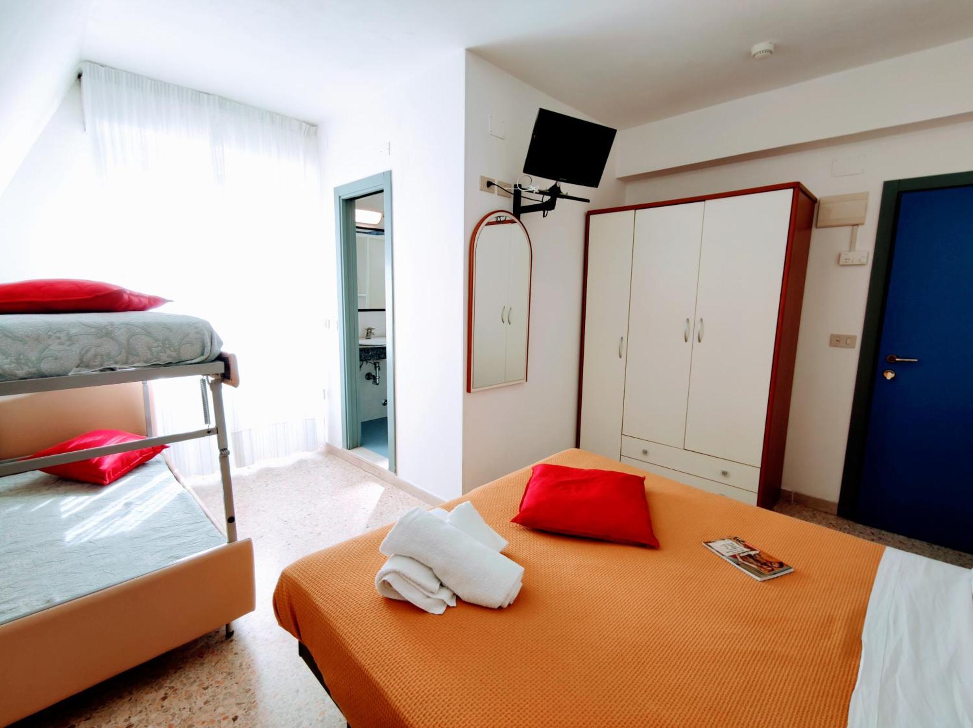Hotel Adria B&B - Colazione Fino Alle 12 Misano Adriatico Room photo